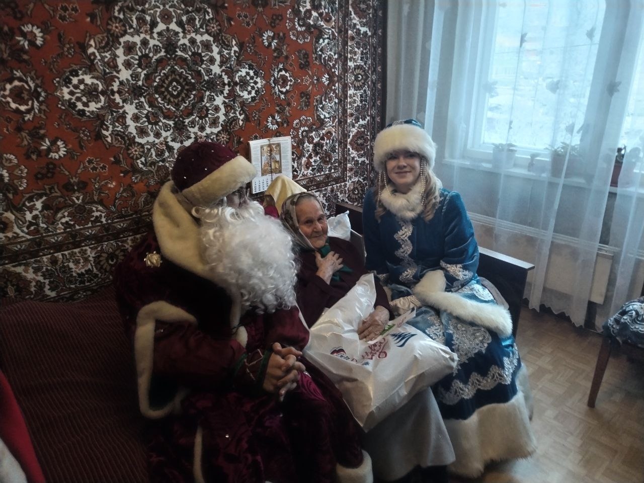 ❄ В канун нового года, 29 декабря, сотрудники Дворца культуры «Космос» совместно с Кировской городской организацией ветеранов приняли участие в акции «С новым годом, ветеран!»